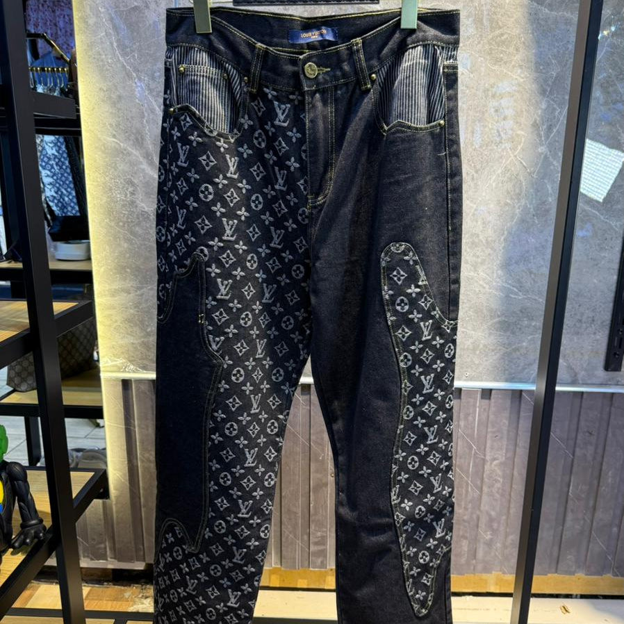 pantalones vaqueros Louis Vuitton x Nigo Monogram Crazy Denim en color negro.