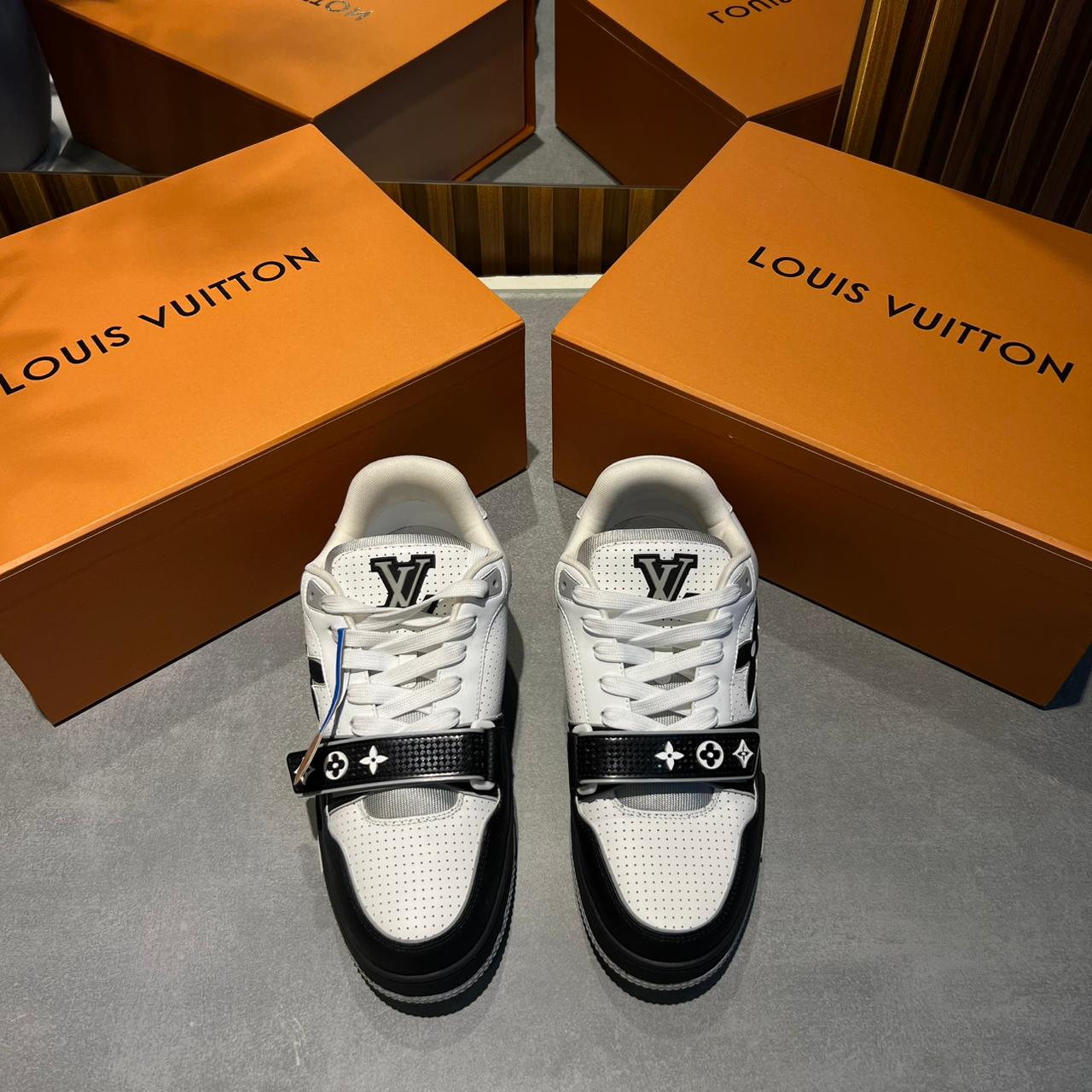 LV Trainer de Louis Vuitton en blanco y negro.