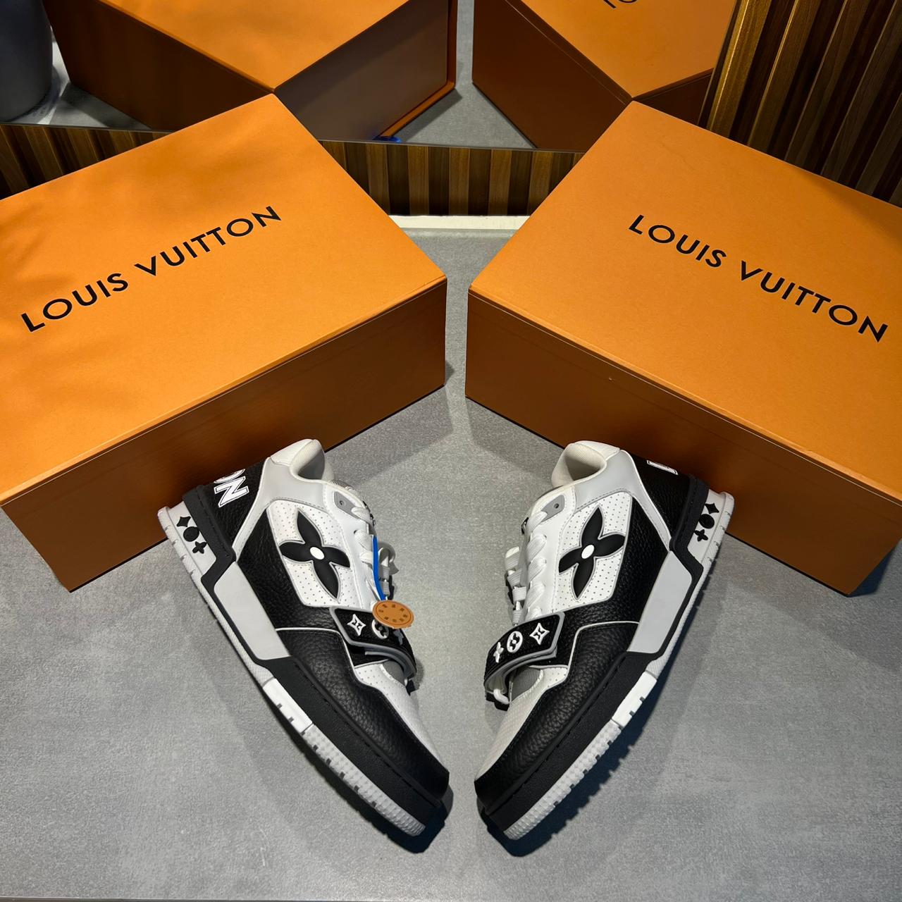 LV Trainer de Louis Vuitton en blanco y negro.