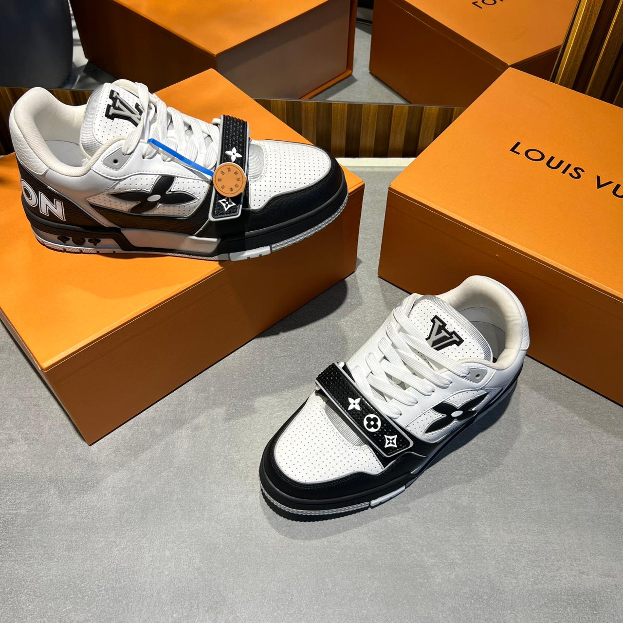 LV Trainer de Louis Vuitton en blanco y negro.